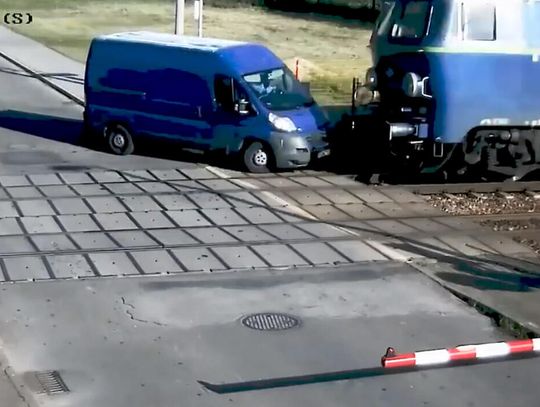 Busiarz zderzył się z rozpędzoną lokomotywą. Żyje, ale teraz czekają go poważne konsekwencje