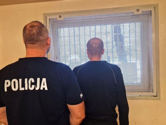 Był stałym klientem i kolegował się z pracownikami, ale gdy nadarzyła się okazja, po prostu ich okradł. Mężczyzna zabrał kopertę z utargiem