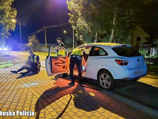 Był trzeźwy, ale nie patrzył w oczy policjantowi. Po badaniu narkotesterem zrobił się agresywny
