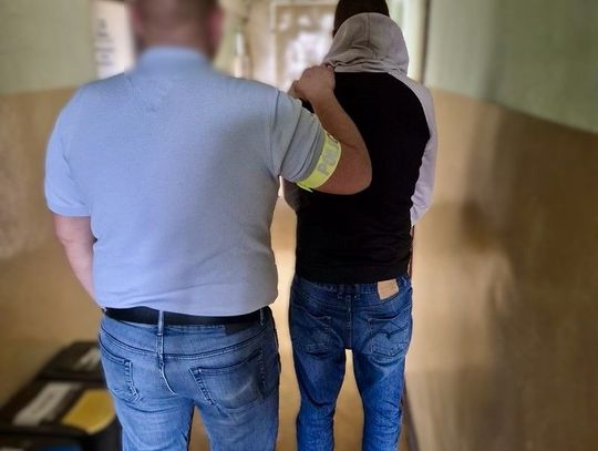 Był zły, więc rozwalił ławkę. Teraz grozi mu nawet 7,5 roku więzienia