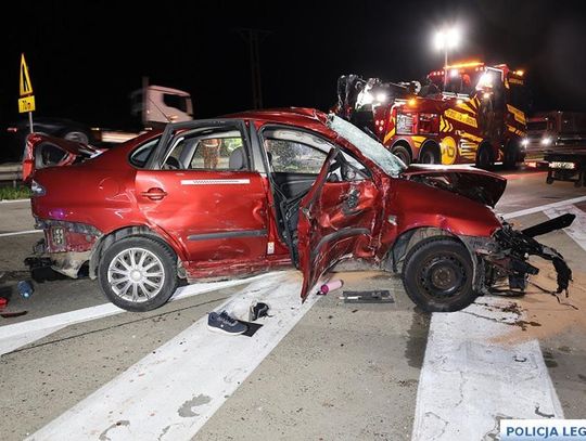 Był zmęczony, ale nadal jechał autostradą. Kierowca w końcu zasnął, doprowadzając do poważnego wypadku
