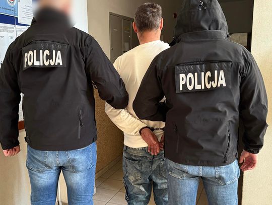 Byli kolegami, dopóki do drzwi nie zapukał listonosz z emeryturą. Mężczyźni bezczelnie ukradli pieniądze