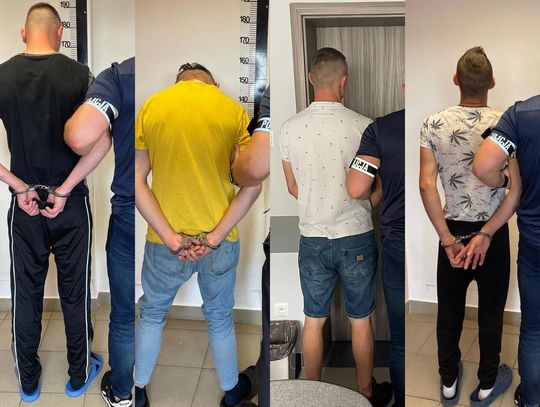 Było ich czterech i jechali oplem. Kierowca przyznał się, że wciągał, wszyscy odpowiedzą za posiadanie, najwięcej było schowane w majtkach