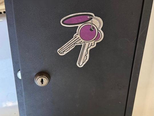 Były pracownik po latach pojawił się w firmie. Wyrwał ze ściany kasetkę