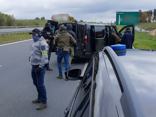 CBŚP uderzyło w duży gang narkotykowy. Zatrzymano osiem osób, w tym lidera grupy. ZDJĘCIA