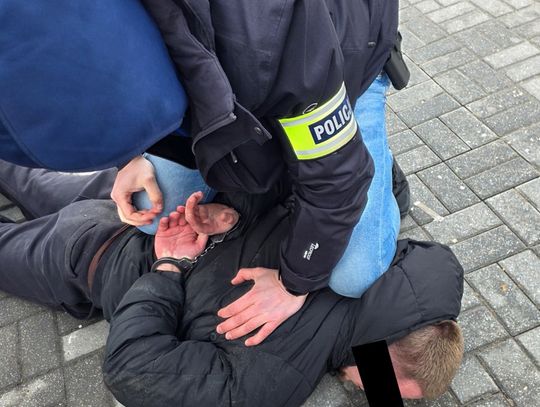 CBZC rozbiło gang „bankowych” oszustów. Obcokrajowcy pokazywali fałszywe legitymacje policyjne