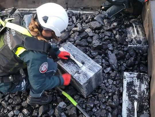 Celnicy prześwietlili wagon skanerem RTG. Pod ładunkiem węgla znaleziono kontrabandę