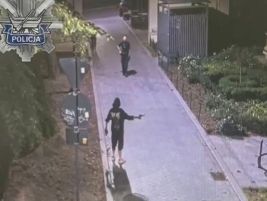 Celował z pistoletu do ludzi na ulicy, a potem do policjantów. 19-latek został obezwładniony