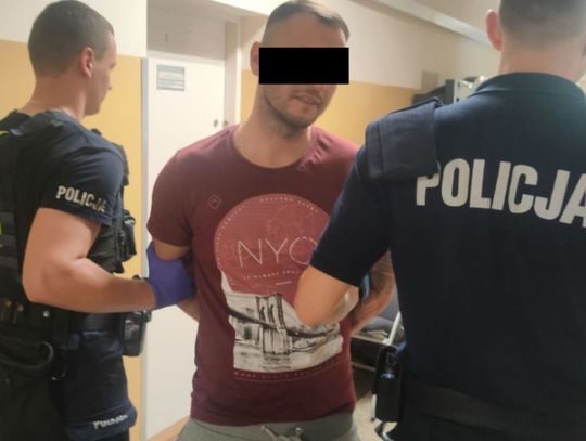 Celowali z pistoletu do radiowozu. Policjanci zatrzymali dwóch pijanych agresorów