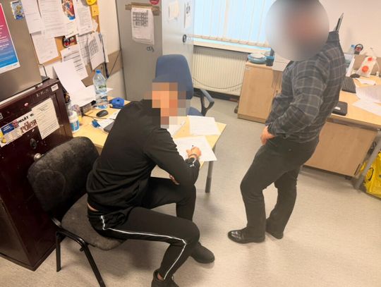 Charakterystyczny zapach na klatce zdradził dilera. Miał marihuanę i mefedron o wartości 20 tysięcy