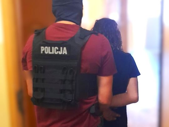 Chciał dać jej broń  i namawiał, żeby zastrzeliła męża. Gdy odmówiła, groził, że zabije ją razem z dziećmi