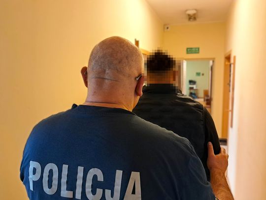 Chciał pokazać, jaki jest groźny, ale odwagi starczyło mu tylko na 70-latka. Zajechał mu drogę i skakał po aucie