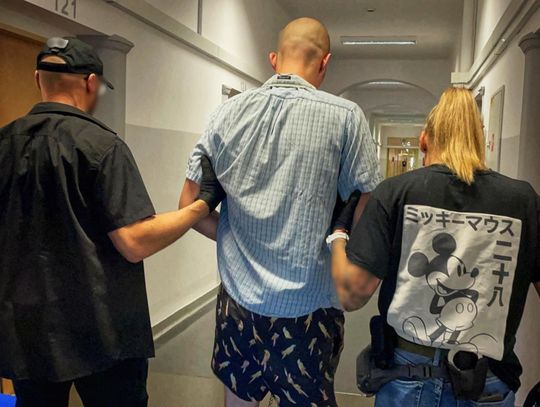 Chciał pomóc bitemu mężczyźnie, sam został zaatakowany - sprawcy zabrali mu torbę z 80 tysiącami