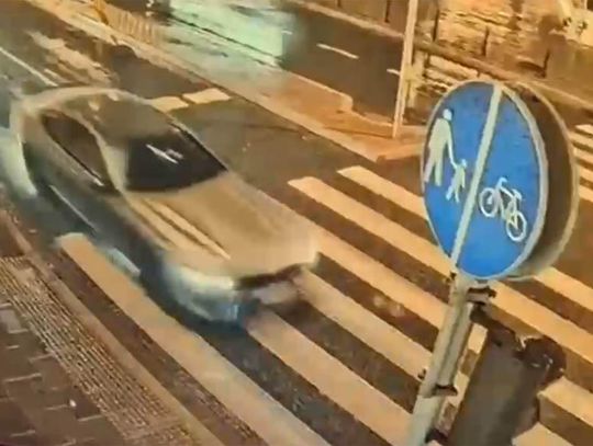 Chciał popisać się driftem w centrum Warszawy, ale nie wyszło. Obywatel Ukrainy rozbił auto na barierkach