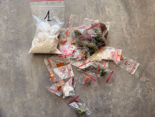 Chciał przekupić policjantów, oferując im pieniądze i... narkotyki. Wściekł się, gdy odmówili