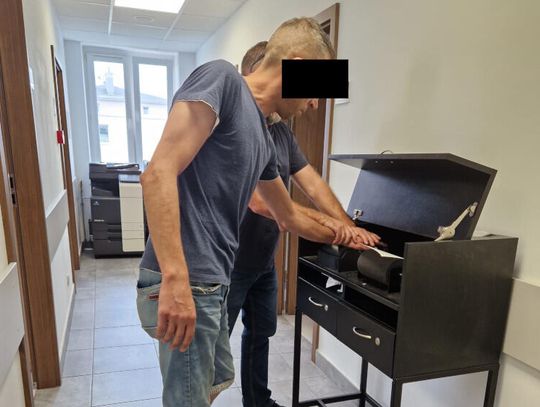 Chciał przestawić samochód, zatrzymali go policjanci. 40-latek wydmuchał blisko 1,5 promila