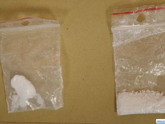 Chciał przywieźć ubrania koledze. Przyjechał na komendę po narkotykach i sam skończył na dołku