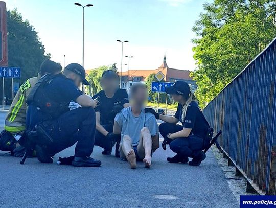 Chciał rzucić się z mostu. 35-letniego desperata uratowali przechodzący obok policjanci