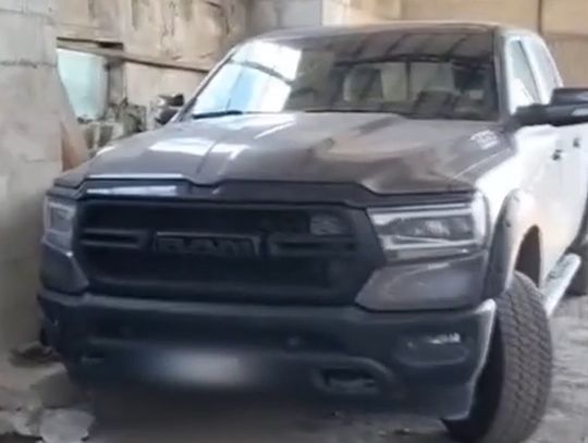 Chciał sfingować kradzież swojego auta. Sam przywiózł złodzieja w masce i ze sztucznymi rzęsami