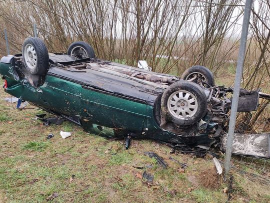 Chciał się napić podczas jazdy, chwilę później auto przebiło barierę i dachowało w rowie