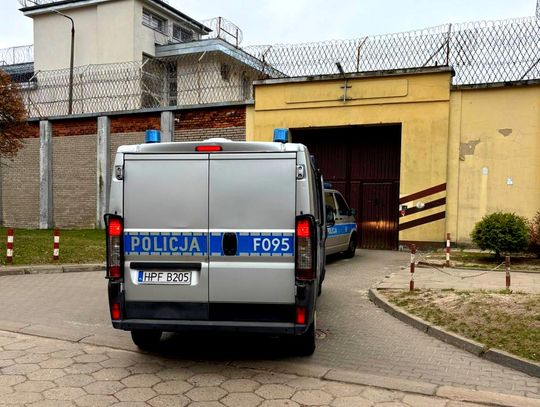 Chciał się ogrzać na komendzie, okazało się, że jest poszukiwany. Policjanci odstawili go do więzienia