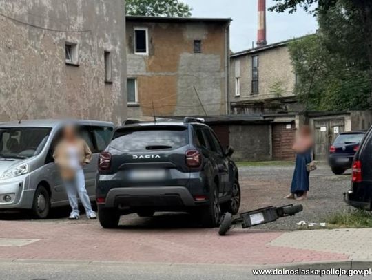 Chciał skręcić na podwórko, potrącił 16-latka na hulajnodze elektrycznej. Chłopak nie miał kasku