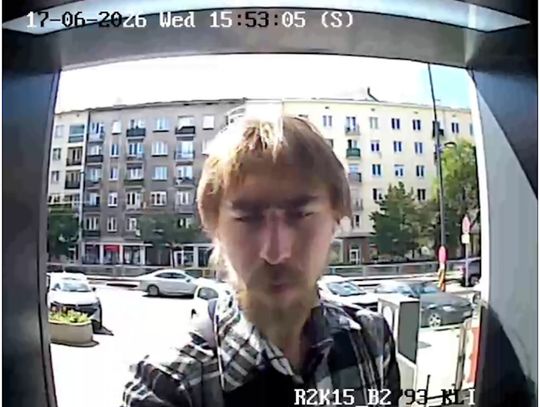 Chciał sprzedać opony, stracił 1400 zł. Policja opublikowała wizerunek podejrzewanego o oszustwo