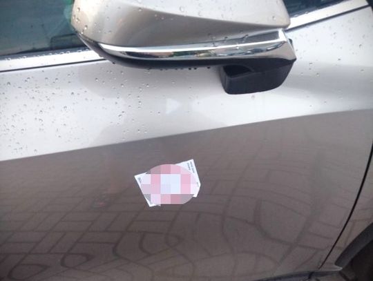Chciał ukarać kierowcę za złe parkowanie, ale naklejka uszkodziła lakier. Mężczyzna usłyszał zarzuty