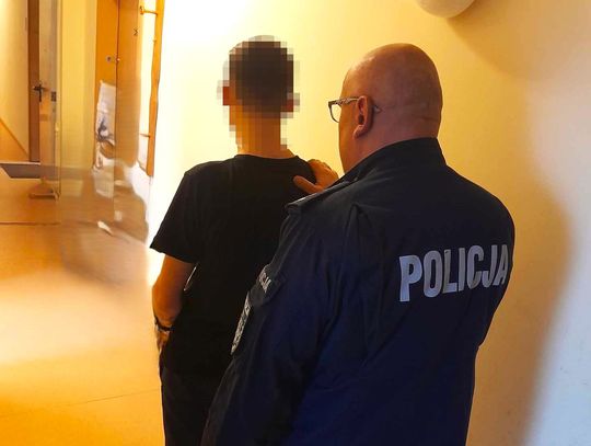 Chciał uwolnić kolegę zatrzymanego za jazdę junakiem po amfetaminie. Szarpał i popychał policjantów