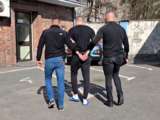 Chciał wejść na trybuny z 20 trzymetrowymi tyczkami. 29-latek zatrzymany podczas meczu piłkarskiego