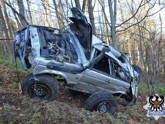 Chciał wjechać terenówką na stok narciarski. Mężczyzna wypadł z auta. Jest ciężko ranny