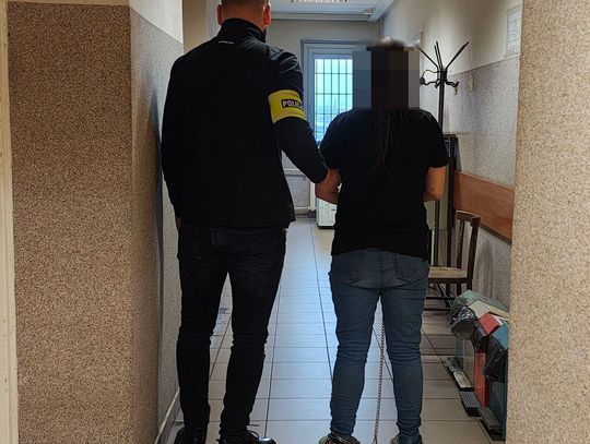 Chciał wyjść z mieszkania znajomej, kobieta dźgnęła go nożem. Wcześniej razem pili alkohol