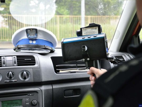 Chciał zakpić z policjantów mierzących prędkość. Minął ich i wcisnął gaz do dechy