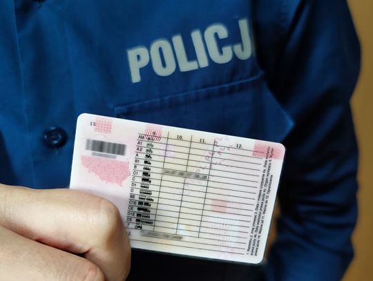 Chciał zdać na prawo jazdy za młodszego kolegę. Egzaminator spojrzał na zdjęcie i wezwał policję