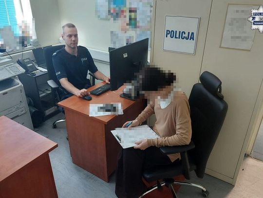 Chciała upewnić się, czy może jechać fiatem. Monitoring nagrał, jak pijana parkuje pod komendą Chciała upewnić się, czy może jechać fiatem. Monitoring nagrał, jak pijana parkuje pod komendą
