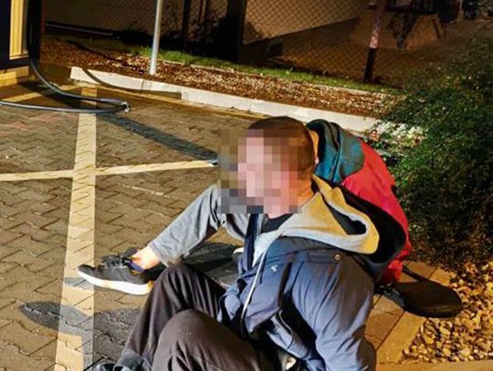 Chcieli odciąć kable z ładowarek elektrycznych. Mężczyźni złapani przez policję i ochronę