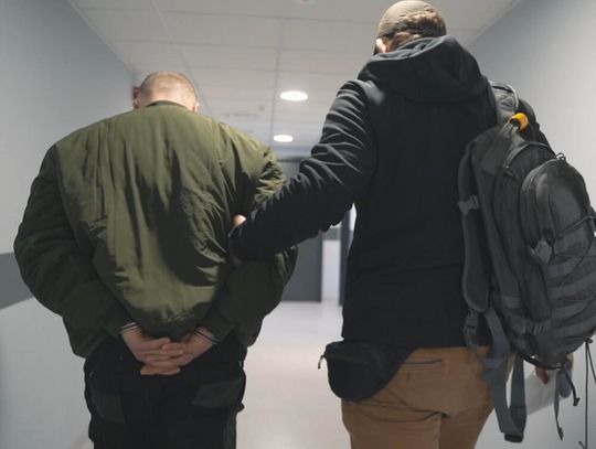 Chcieli uczcić urodziny kolegi racami, spalili halę za 190 tysięcy złotych. 11 osób w rękach policji