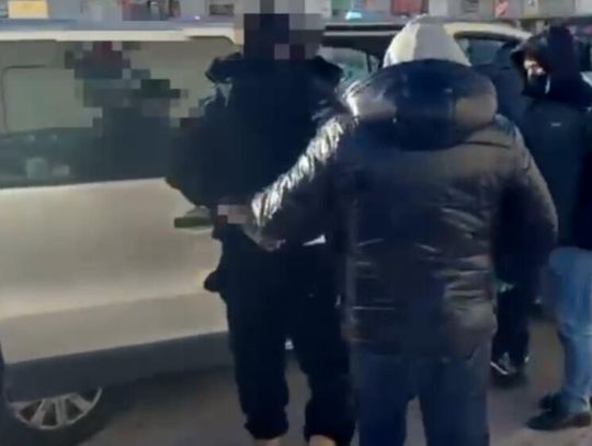 Chcieli wyłudzić telefony za 18 tysięcy złotych. Gdy sprzedawca się połapał, zagrozili mu nożem