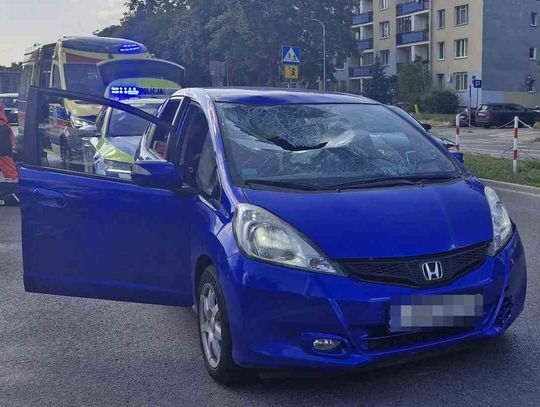 Chłopak na hulajnodze elektrycznej rozbił głową szybę w samochodzie. Na szczęście miał kask