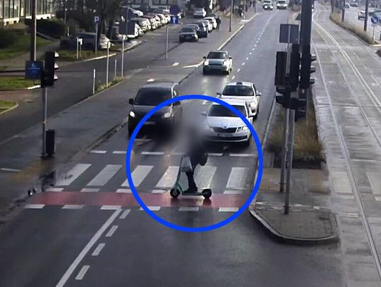 Chłopak na hulajnodze elektrycznej wjechał prosto pod samochód. Miał czerwone Chłopak na hulajnodze elektrycznej wjechał prosto pod samochód. Miał czerwone