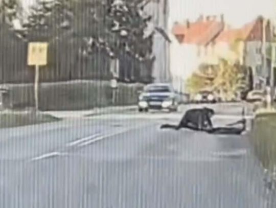 Chłopak na hulajnodze uderzył w samochód, zrobił salto i wylądował na asfalcie