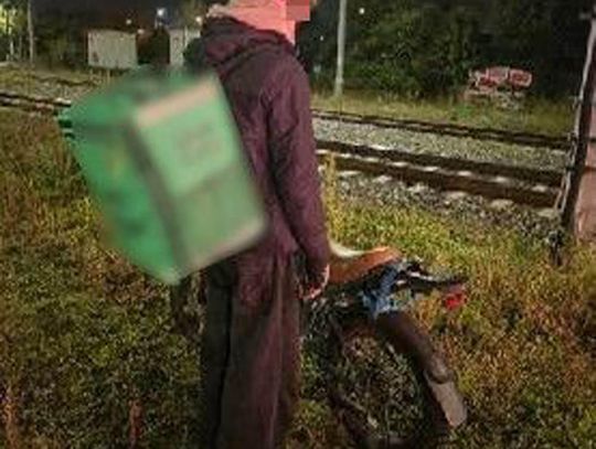 Chłopak z torbą kurierską uciekał rowerem elektrycznym po torowisku aż się przewrócił. Dostał 3000 mandatu