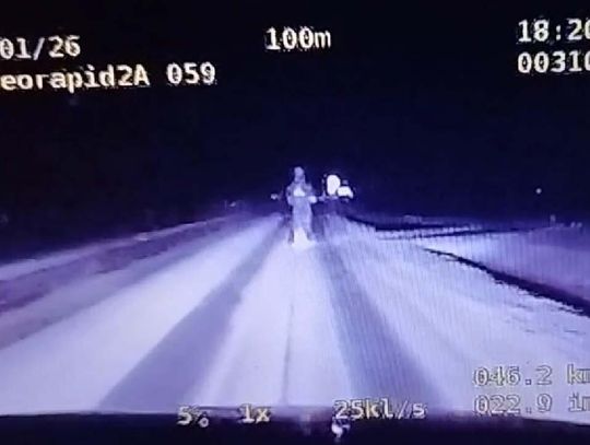 Chłopcy jechali we dwóch zaśnieżoną drogą na jednej hulajnodze elektrycznej i jeszcze wieźli walizkę