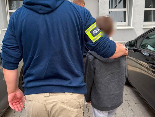 Chłopcy podłożyli ogień, pożar objął 5 samochodów. Zatrzymano 5 Ukraińców w wieku od 8 do 12 lat