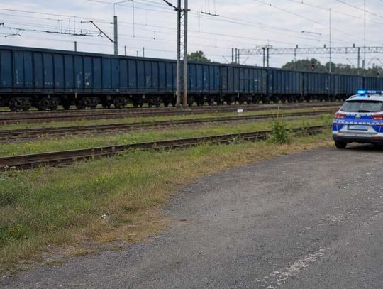 Chłopcy znaleźli sobie niebezpieczną zabawę w "train surfing". Próbowali wskoczyć na kolejny pociąg