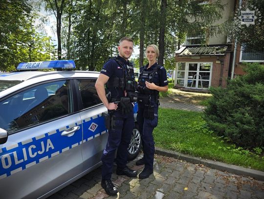 Chłopiec bawił się na przejeździe kolejowym. W ostatniej chwili uratowali go policjanci