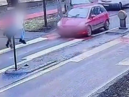Chłopiec idący z matką potrącony na przejściu dla pieszych. 73-letni kierowca stanie przed sądem