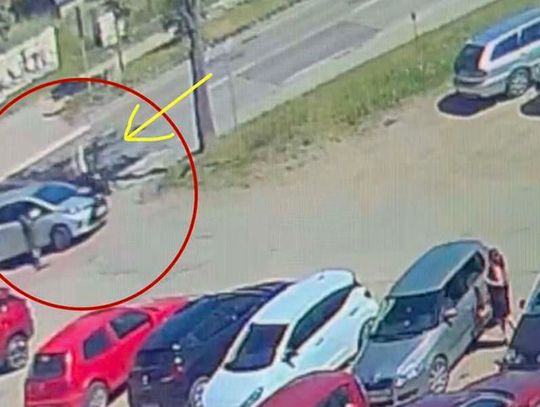 Chłopiec na hulajnodze elektrycznej potrącony przez samochód przeleciał nad maską. Uratował go kask