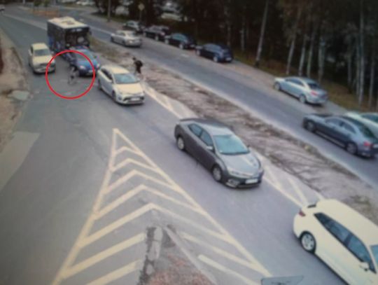 Chłopiec na hulajnodze wjechał prosto pod samochód. Wyglądało bardzo groźnie