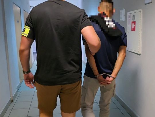 Chłopiec przyszedł do przedszkola ze śladem uderzenia na twarzy. Ojczym i matka zatrzymani